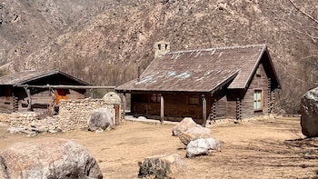 Del lujo de los años 90 al abandono: entre rumores de cambio de dueño, así está hoy la cabaña de Carlos Menem en Anillaco