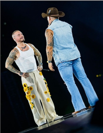 Jessi Uribe subió a la tarima para acompañar a J Balvin e interpretar dos de sus canciones - crédito cortesía Jaque