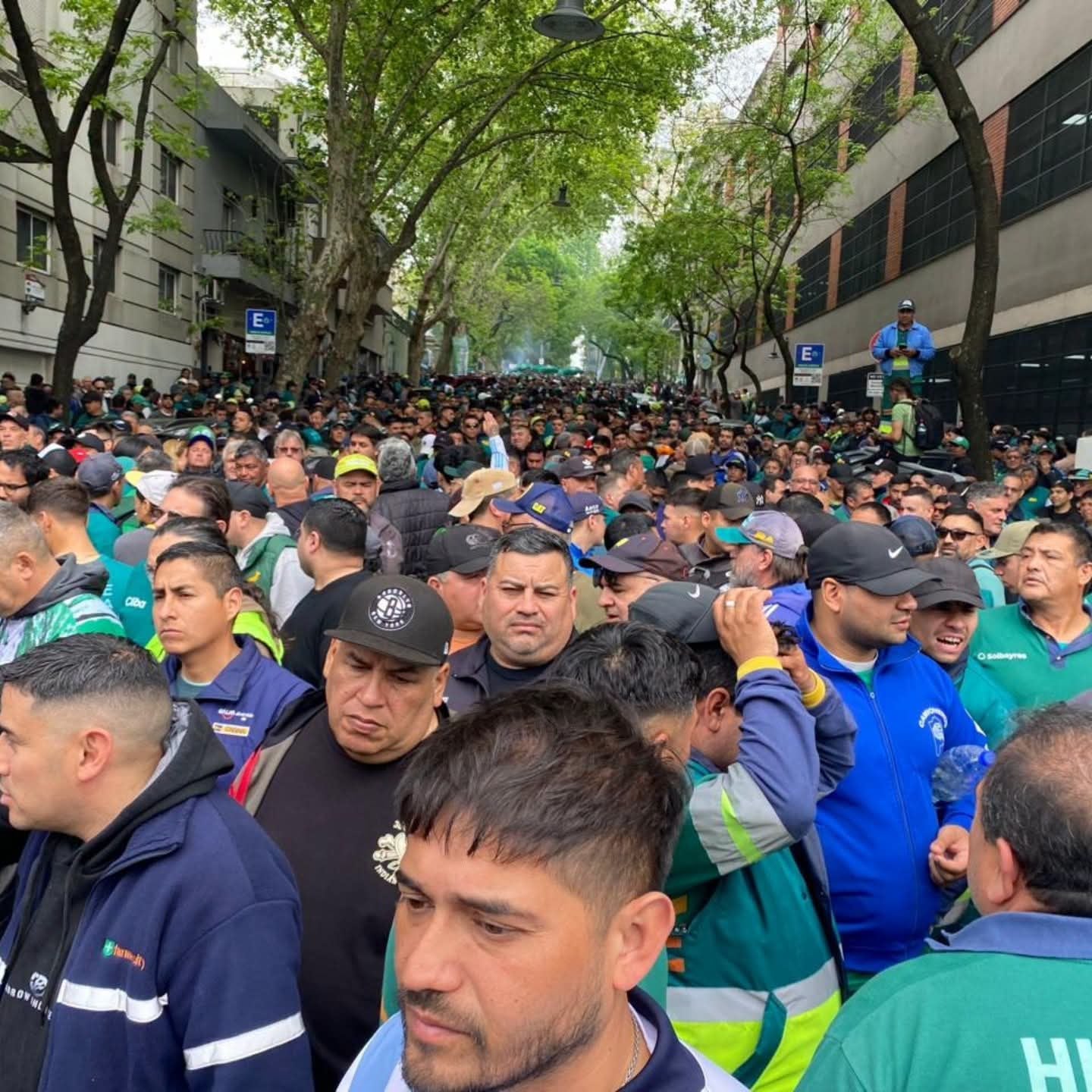 La marcha del Sindicato de Camioneros obligó a cortar el tránsito en la avenida Paseo Colón