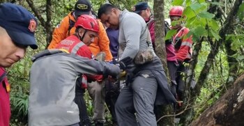 Los rescatistas descienden la camilla