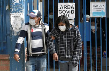 Un hombre ayuda a caminar