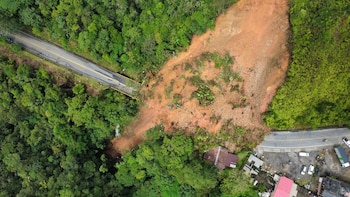 Derrumbe mantiene cerrada la vía