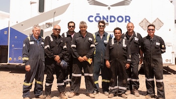 El equipo de trabajadores detrás