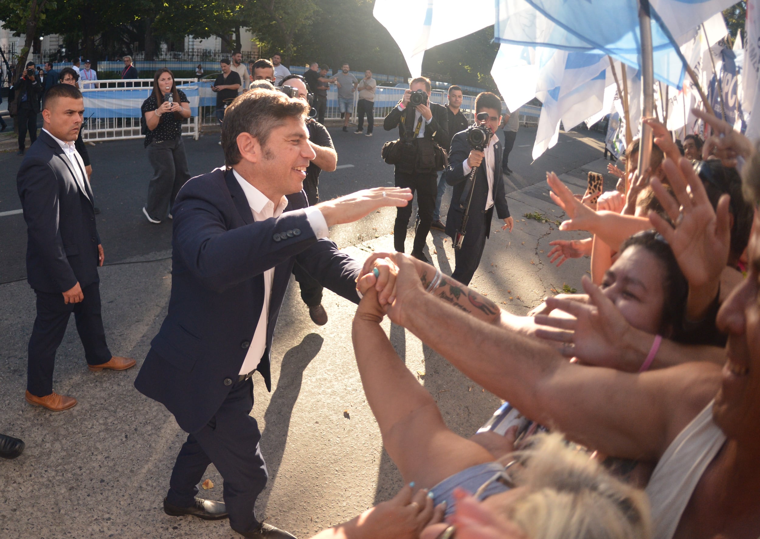 Kicillof se afianza como el principal candidato del peronismo pero enfrenta el desafío de no desgastarse demasiado en el camino (AG La Plata)