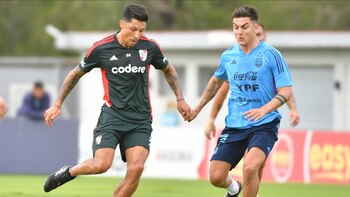 Paulo Dybala flanquea a Enzo