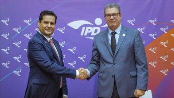 Federico Tong al lado de