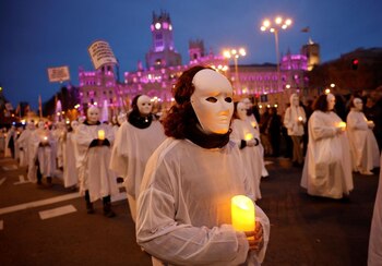 Personas con velas encendidas participan