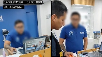 Dos hombres borrosos en una tienda de telefonía Entel. Uno está sentado frente a una computadora y el otro de pie en un mostrador sosteniendo varias tarjetas SIM