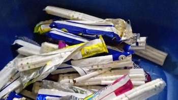 Agentes del penal de Chiclayo frustraron el ingreso de 408 cigarrillos que una mujer llevaba ocultos entre sus víveres - Créditos: INPE.