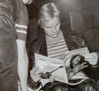 Sting leyendo a Charly García
