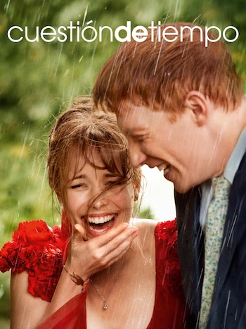Rachel McAdams y Domhnall Gleeson ríen bajo la lluvia; ella lleva un vestido rojo y él un traje con corbata, junto al título Cuestión de tiempo