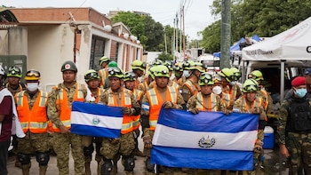 El equipo de El Salvador mantiene la búsqueda en Venezuela y rescata a siete sobrevivientes
