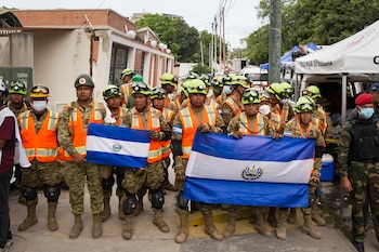 El contingente de El Salvador en Venezuela mantiene la búsqueda de sobrevivientes seis días después de los terremotos del 24 de junio y ya rescató con vida a siete personas. (Cortesía de Presidencia)