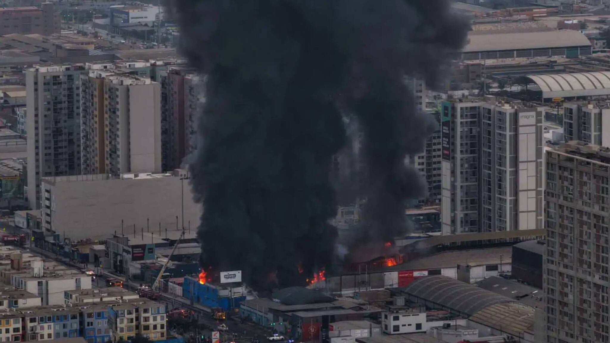 Emergencia en Lima, incendio afecta almacén en avenida Colonial| Foto: ANDINA/ Ricardo Cuba
