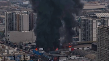Emergencia en Lima, incendio afecta almacén en avenida Colonial| Foto: ANDINA/ Ricardo Cuba