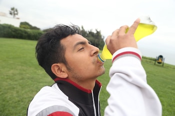 Un joven deportista toma una