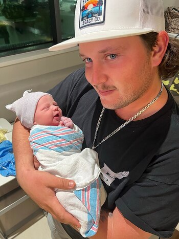 Dewey Bennett junto a su