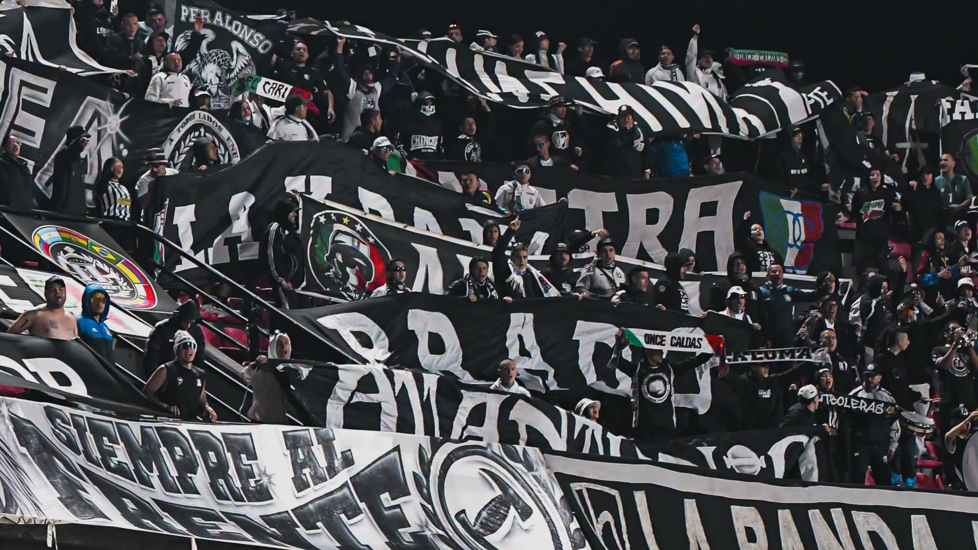 Barristas de Once Caldas habrían suplantado a las autoridades: pidieron cédulas y verificaron prendas en el clásico contra el Pereira