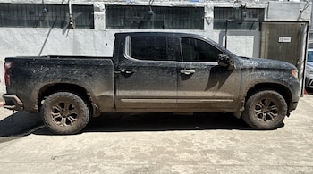 La Armada de México detuvo a un presunto infractor de la ley en Mazatlán, donde aseguró vehículos, un arma larga, cartuchos, equipo táctico y un chaleco presuntamente identificado con el cártel. Crédito: Especial
