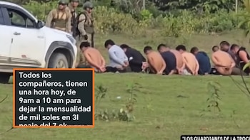 Varios hombres arrodillados y maniatados en un campo de hierba junto a una camioneta blanca y efectivos militares con armas. Una caja de texto naranja sobre la imagen