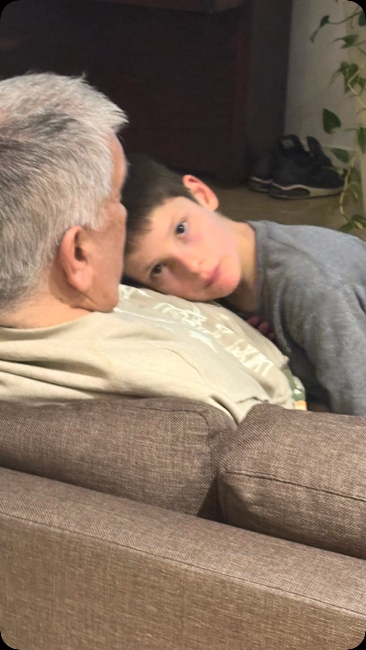 El periodista Luis Ventura descansa en un sillón junto a su hijo Antonio, quien apoya la cabeza sobre su pecho.