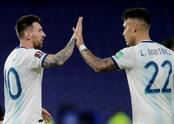 Lionel Mesi y Lautaro Martínez