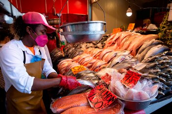 También es recomendable alternar estos pescado enlatados con opciones más frescas. . EFE/ Carlos Ramírez