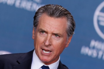 Gavin Newsom, gobernador de California, calificó a su colega Ron DeSantis como un "hombre pequeño, patético" (REUTERS/Mike Blake)