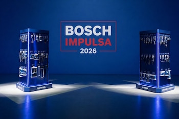 Dos estantes azules con herramientas exhibidas, iluminados por luces LED, frente a una pared azul con el banner "BOSCH IMPULSA 2026"