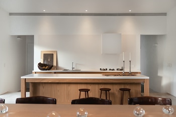 La amplia cocina, minimalista