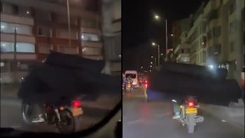 Motociclista fue grabado llevando un sofá de gran tamaño por las calles de Bogotá y desató reacciones: “Es inaudito”