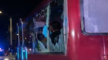 Los pasajeros del autobús pidieron ayuda después de los disparos al advertir que uno de los ocupantes había resultado lesionado. (Cortesía HRN)