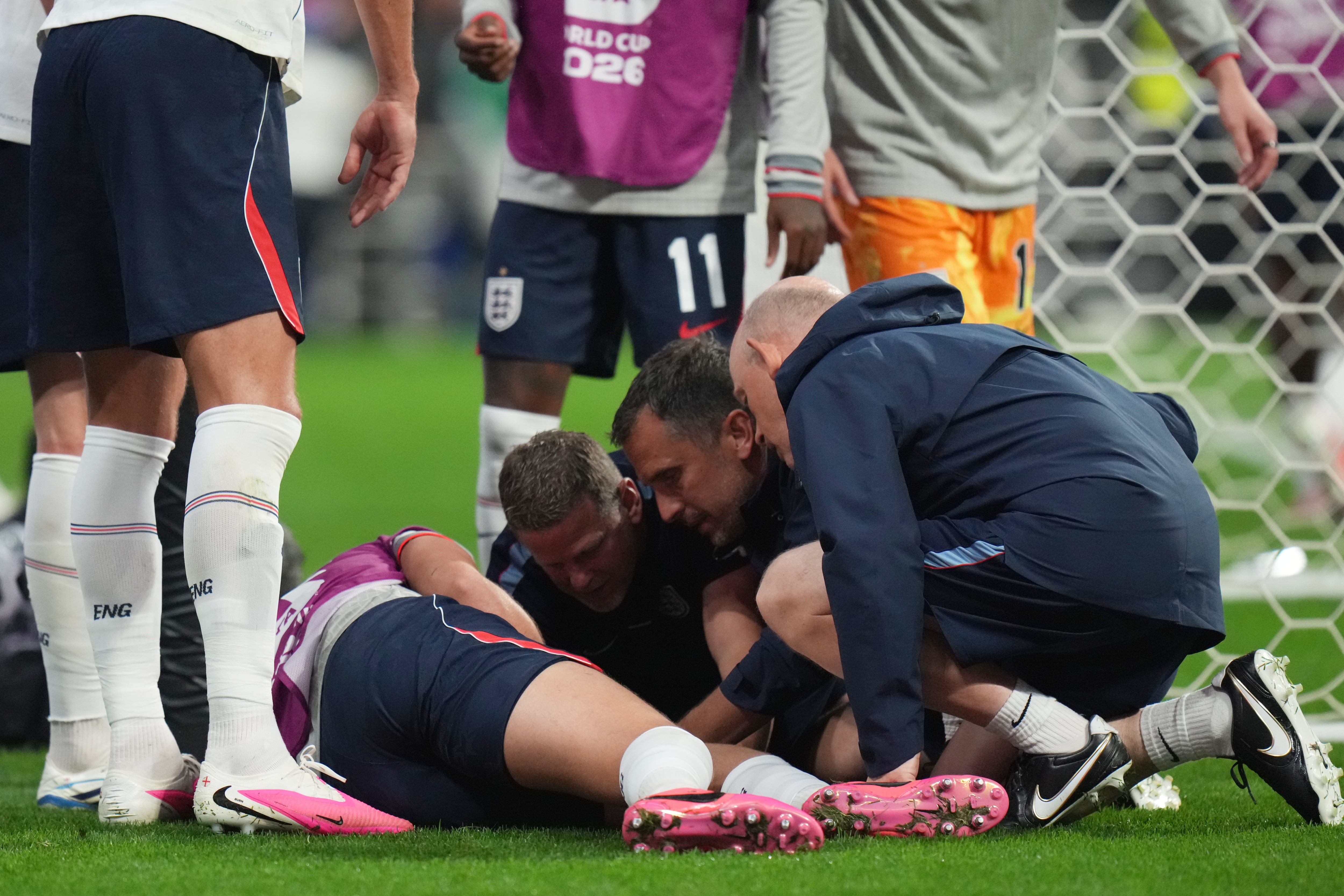 Miembros del equipo médico asistieron a Jordan Henderson, jugador de la selección de Inglaterra, en el césped (AP)