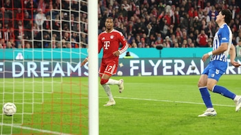 Michael Olise revolucionó el FC Bayern vs Magdeburg con un doblete. - Crédito: AP