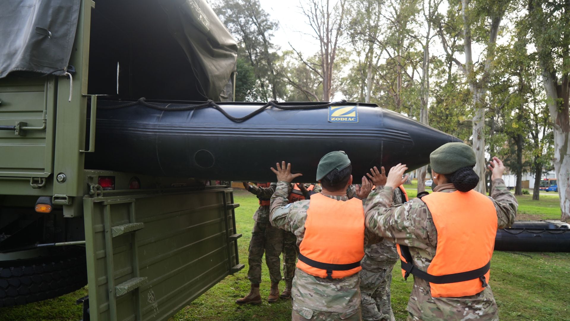 El Ejército activó capacidades diferenciadas según el tipo de emergencia, con medios anfibios para inundaciones, personal especializado en incendios y unidades de montaña para nevadas en la Cordillera