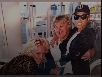 Daniela Cardone junto a su