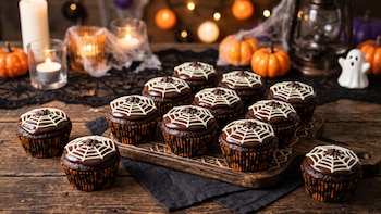 Cupcakes de Halloween con telaraña de chocolate: receta fácil