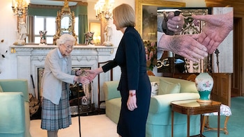 reina isabel Liz Truss mano