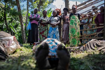 En esta fotografía del sábado 6 de mayo de 2023, familiares identifican a víctimas de inundaciones en la localidad de Nyamukubi, en la provincia de Kivu del Sur, República Democrática del Congo. (AP Foto/Moses Sawasawa)
