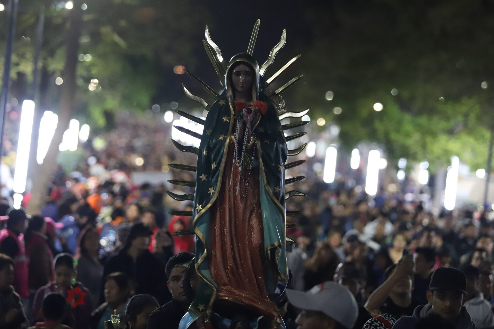 CIUDAD DE MÉXICO, 11DICIEMBRE2024.- La figura de la Virgen de Guadalupe es llevada por miles de peregrinos a su llegada a la Basílica de Guadalupe. FOTO: DANIEL AUGUSTO/ CUARTOSCURO.COM