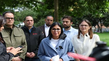 Delcy Rodríguez visita en Caracas un campamento de desplazados por los terremotos en Venezuela