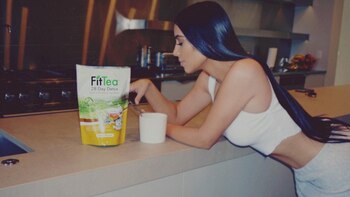Kim Kardashian publicaba de manera regular en el pasado fotos de ella supuestamente bebiendo un té para bajar de peso (Foto: Instagram @kimkardashian)