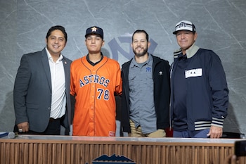 Carlos Sandoval, talento emergente del beisbol mexicano, firma contrato con los Houston Astros con tan solo 17 años.