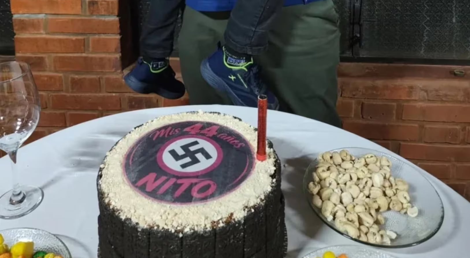 El caso del escándalo: una torta de cumpleaños con una esvástica