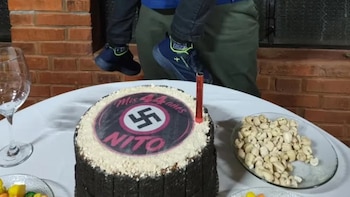 La Justicia investiga a un hombre que festejó su cumpleaños con una torta nazi y un nene que hizo el saludo de Hitler