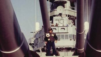 Las espectaculares fotos inéditas de Diego Armando Maradona a bordo de un buque militar hace más de tres décadas: “Nos divertimos mucho”