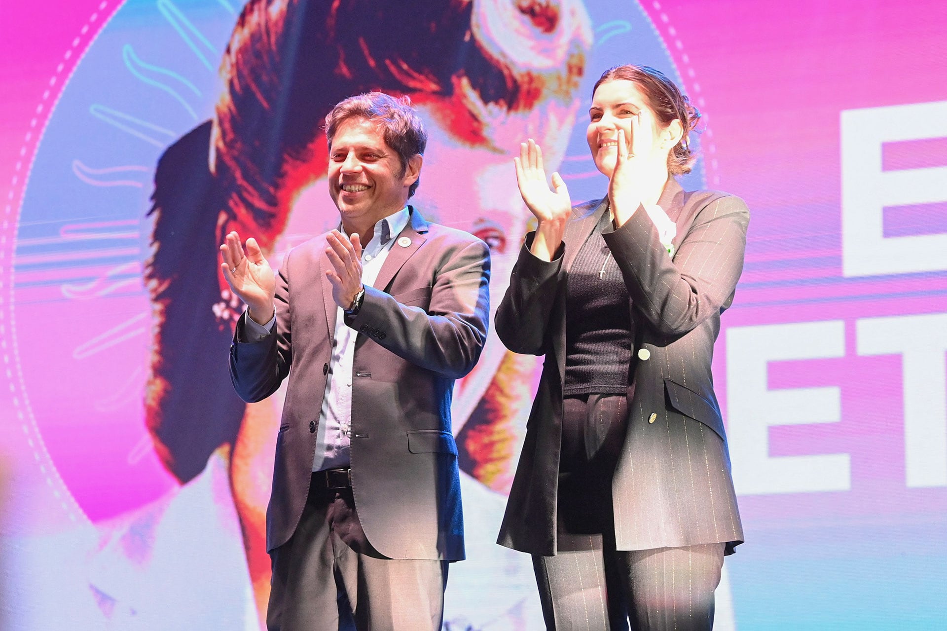 La intendenta de Moreno, Mariel Fernández junto al gobernador Kicillof en un acto en su distrito