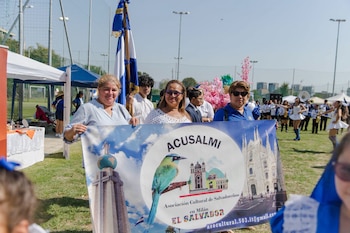 Integrantes de Acusalmi colaboraron en la organización de las actividades del inicio del mes cívico. (Foto cortesía
Asociación Cultural de Salvadoreños en Milán)