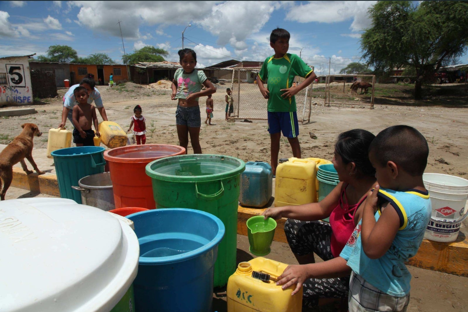 Garantizar el acceso a agua segura es una de las prioridades durante una emergencia, especialmente para prevenir enfermedades entre la población infantil. (UNICEF)