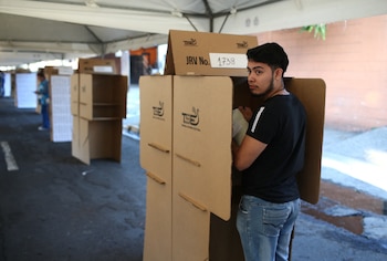 Una persona vota durante las